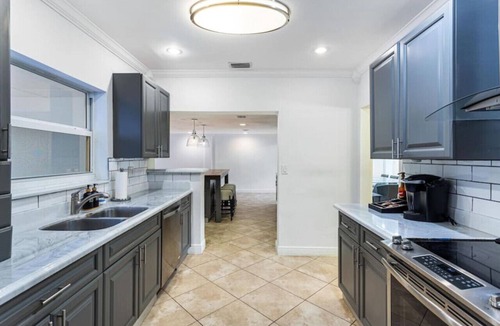 El Portal House | NEW 6BR Tropic Lux Casa with Private Pool, Billiards, Sand Volleyball & More!