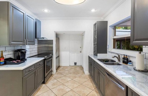 El Portal House | NEW 6BR Tropic Lux Casa with Private Pool, Billiards, Sand Volleyball & More!
