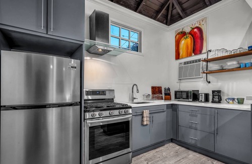 Mid City House | New! 7 mi SoFi Stadium Private Pool Guesthouse LaFayette Sq