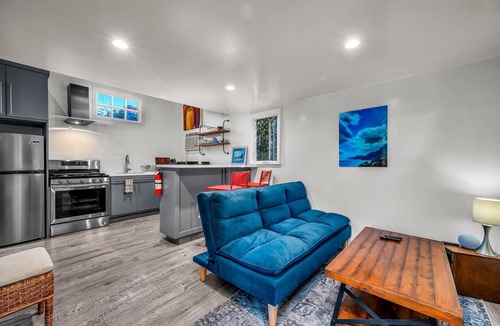 Mid City House | New! 7 mi SoFi Stadium Private Pool Guesthouse LaFayette Sq