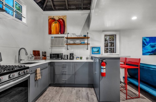 Mid City House | New! 7 mi SoFi Stadium Private Pool Guesthouse LaFayette Sq