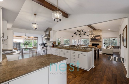 Westview On Lake Austin House | *NEW* 7 MINUTES TO DOWNTOWN | POOL | HOT TUB | POOL TABLE | FOOSBALL | FIRE PIT | 13 Queen Beds