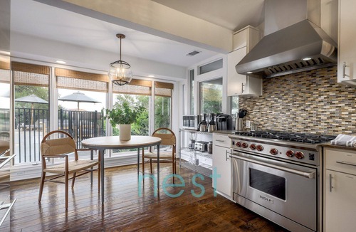 Westview On Lake Austin House | *NEW* 7 MINUTES TO DOWNTOWN | POOL | HOT TUB | POOL TABLE | FOOSBALL | FIRE PIT | 13 Queen Beds