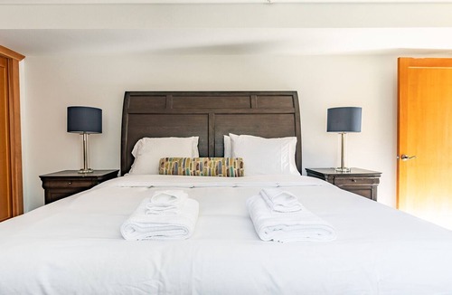 Haller Lake House | New 8 BR Mansion w/ theater, fire pit, pool table