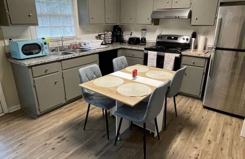 Commerce Apartment | NEW! 86" TV, Massage + Firepit!