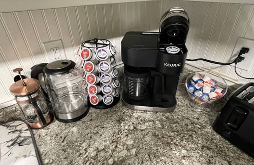 Commerce Apartment | NEW! 86" TV, Massage + Firepit!