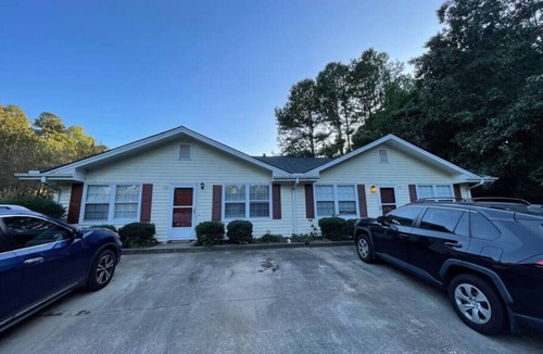 Commerce Apartment | NEW! 86" TV, Massage + Firepit!