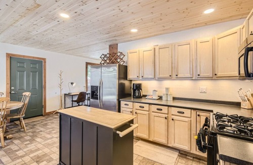 Bailey House | NEW! Adventure Base: 3BR Cabin, Trails & Fast Wi-Fi