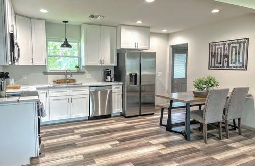 Brenham House | NEW! Air Brenham 1mi to downtown! Pet Friendly!