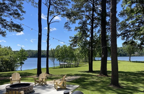 Northport House | NEW! Amazing Waterfront Home on Lake Tuscaloosa, flat walk to dock, 15 mi to UA