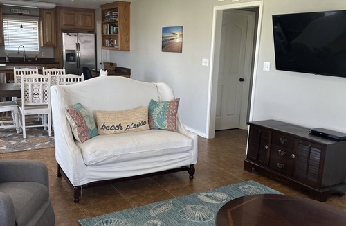 Port Bolivar Cottage | “New Ambiance” Enjoy this Lovely 2B/2B Beach Home! Sleeps 10! Beach access!
