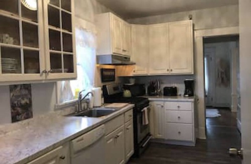 Geneva House | New and Improved Ownership, nFingerLakes, NY,Cozy, Historic,Charmingn