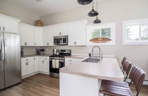 Mayville Cottage | New and Modern Cottage with Lake Views