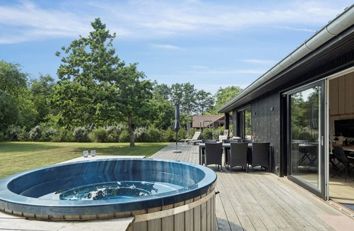 Grenaa House | New and modern holiday home with hot tub