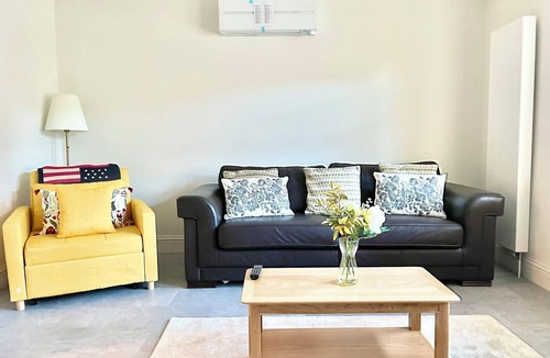 Bristol Apartment | New and Spacious Apartment - Sleeps 5