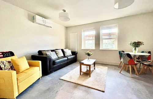 Bristol Apartment | New and Spacious Apartment - Sleeps 5