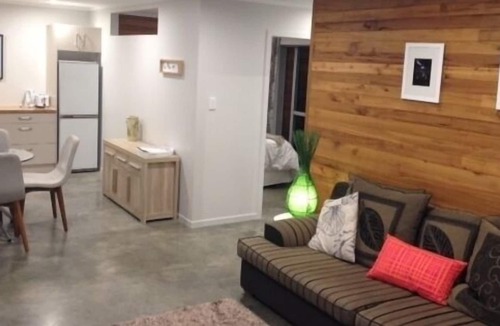 Surfdale House | New and stylish self contained bach