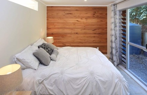 Surfdale House | New and stylish self contained bach