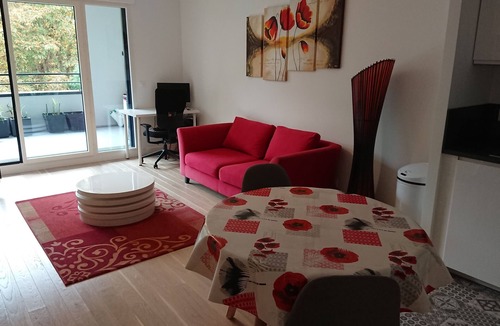 Le Plessis-Robinson Apartment | New apartment in lush greenery, near tram