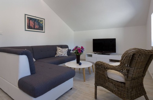 Komolac Apartment | NEW apartment for 6 with pool and barbecue