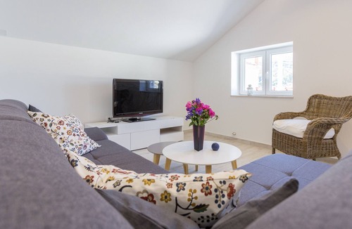 Komolac Apartment | NEW apartment for 6 with pool and barbecue