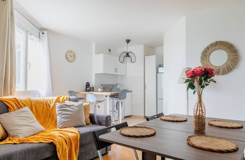 Aubervilliers Apartment | New Apartment - King-Size bed - Private Parking - Metro 2 min away