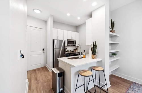 Deep Ellum Apartment | New Apt in DeepEllum with Pool and Parking near Baylor Med