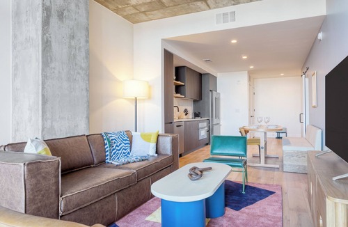Rainey Street Historic District House | New Austin High Rise w/Luxe Amenities | Rooftop Pool, Gym, Yoga Studio & More!