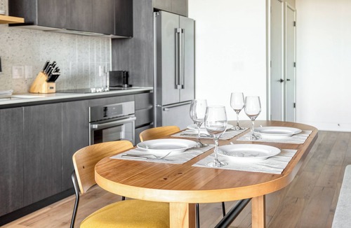 Rainey Street Historic District House | New Austin High Rise w/Luxe Amenities | Rooftop Pool, Gym, Yoga Studio & More!