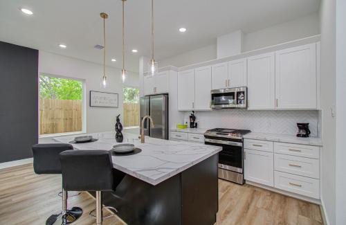 Northside Villa | NEW Awesome 3 bed 3 bath townhome