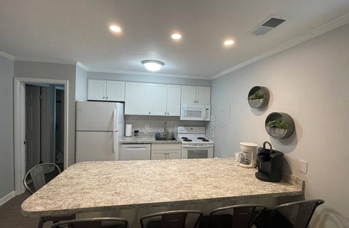 Northeast Virginia Beach Condo | NEW bathrooms for 2026! Big community pool. VB North End, steps from beach.
