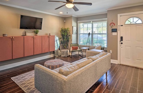 Shenandoah House | NEW! Baton Rouge Townhome Near Shopping + Dining!
