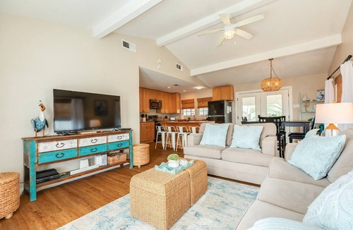 Jamaica Beach House | NEW | Bayfront | Beach Nearby | Kayaks | Large Deck | Community Pool | Pets Welcome | Patio