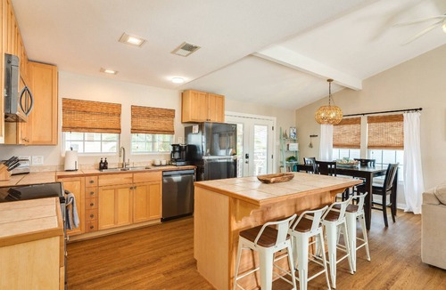 Jamaica Beach House | NEW | Bayfront | Beach Nearby | Kayaks | Large Deck | Community Pool | Pets Welcome | Patio