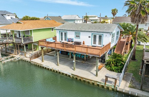 Jamaica Beach House | NEW | Bayfront | Beach Nearby | Kayaks | Large Deck | Community Pool | Pets Welcome | Patio