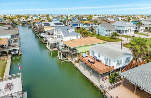 Jamaica Beach House | NEW | Bayfront | Beach Nearby | Kayaks | Large Deck | Community Pool | Pets Welcome | Patio