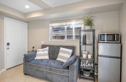 Mission Beach House | NEW Bayfront Bungalow Getaway! Steps from the beach + Free Parking