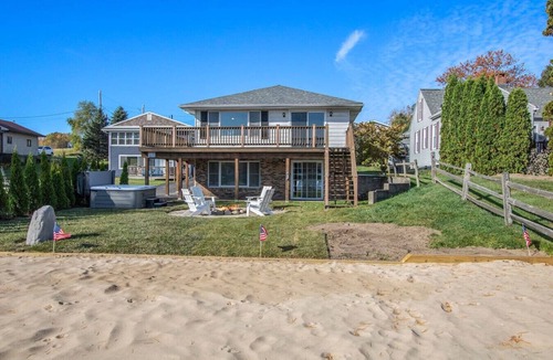 Sister Lakes Apartment | New Beach front 5bd in Sister Lakes w/Hot tub