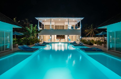 Gili Trawangan Villa | New beachfront villa in Gili Trawangan: 7-9 bedrooms - pool -