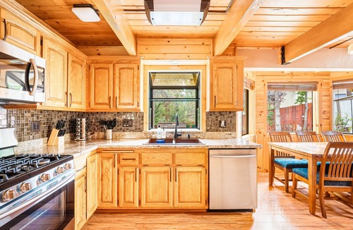Big Bear City Ski Chalet | New! Bearadise ~ Peaceful Pinegrove Chalet