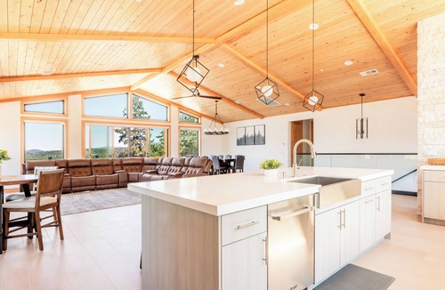 Eagle Mountain Estates Cabin | New! Bearadise ~ Relaxing Mountain Chalet