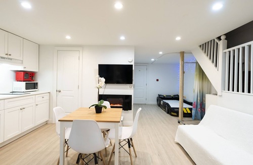 Queens Apartment | NEW! Beautiful 3BD w/Access to an Outdoor Patio Kitchen & Free Parking