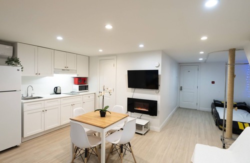 Queens Apartment | NEW! Beautiful 3BD w/Access to an Outdoor Patio Kitchen & Free Parking