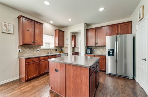 Tarrant County House | New, beautiful 5 BR, 10 beds, near AT&T Stad,Joe Pool, Sixflag, and pet friendly