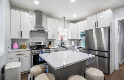 North Mayfair House | New! Beautiful 7BD Home - Sleeps 15 + 2 Car Garage