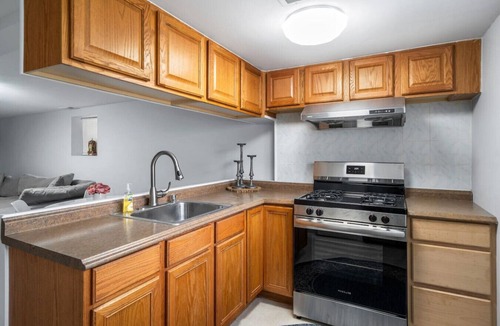 North Mayfair House | New! Beautiful 7BD Home - Sleeps 15 + 2 Car Garage