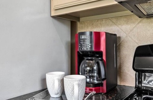 Barker House | NEW, Beautiful Home Fast Wi-Fi