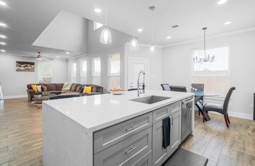 Barker House | New Beautiful Modern Luxury 3 Bedroom 2.5 Bathroom Homen20 Mins from Galleria