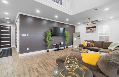 Barker House | New Beautiful Modern Luxury 3 Bedroom 2.5 Bathroom Homen20 Mins from Galleria