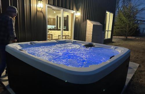 Purcell Villa | New Bison Cabin Hot Tub Air Hockey Pool Table